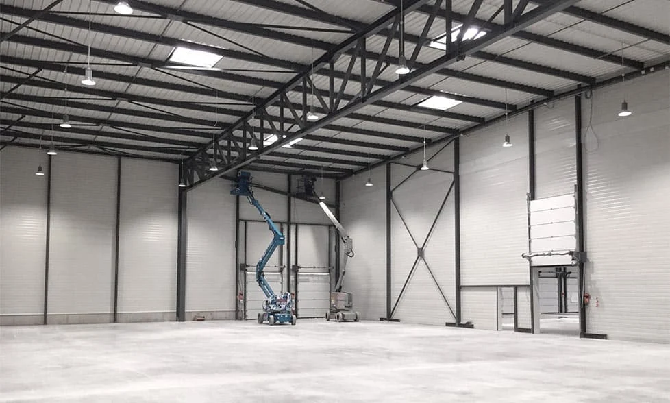 Interior de una nave industrial con equipos de trabajo