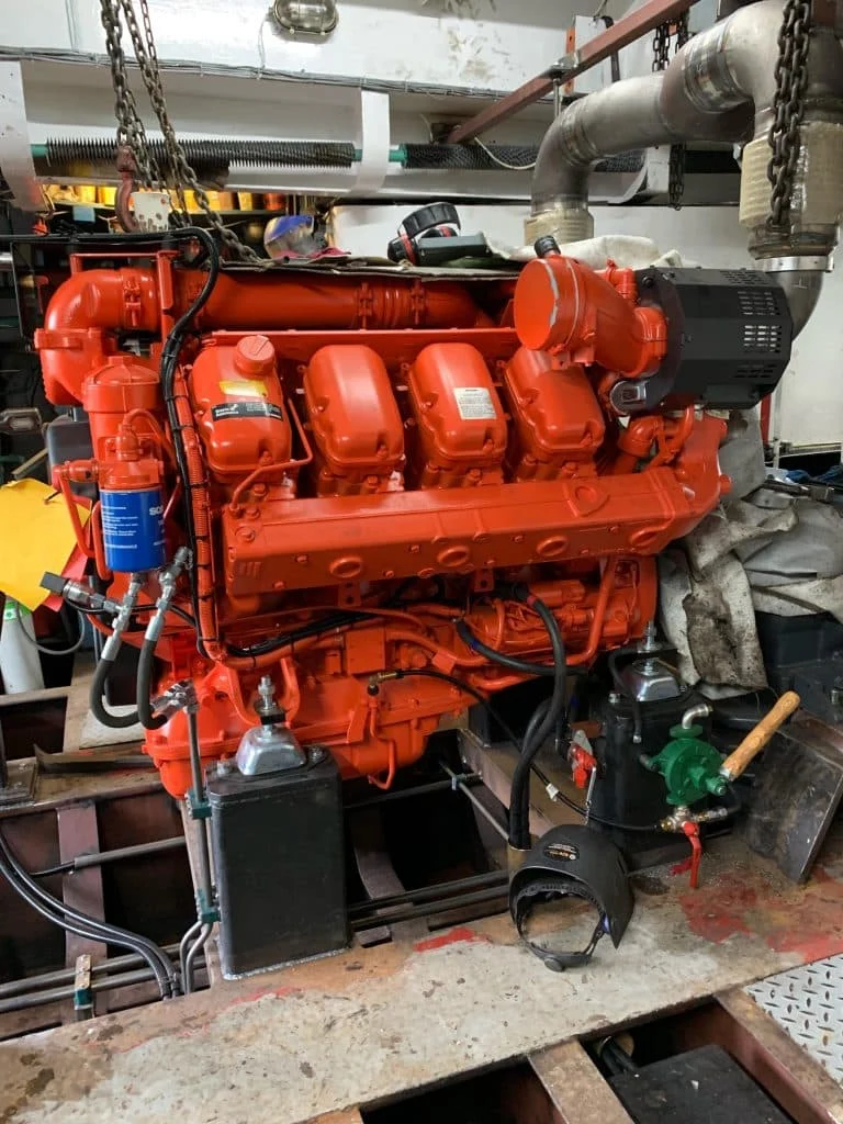 Motor de uso marítimo en una sala de máquinas